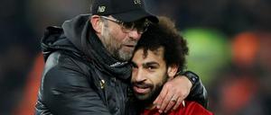 Trainer und Torschütze. Jürgen Klopp herzt Mohamed Salah.