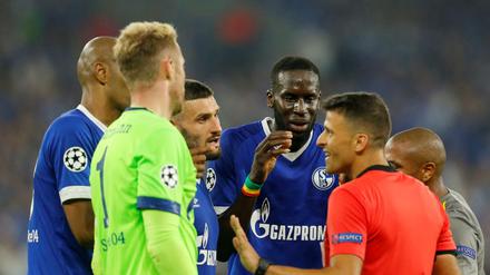 Aller Protest hilft nicht. Schalke kassierte durch einen umstrittenen Elfmeter das 1:1 gegen den FC Porto.