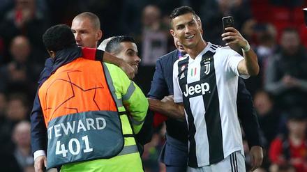 Cristiano Ronaldo war sich auch für ein Selfie mit einem Flitzer nicht zu schade.