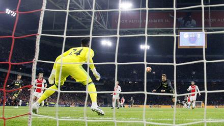 Freier als jede Hansestadt. Cristiano Ronaldo fliegt durch Ajax' Strafraum und trifft per Kopf zum 0:1.
