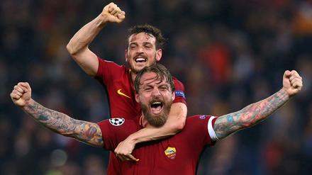 Daniele De Rossi und Alessandro Florenzi vom AS Roma feiern nach dem Sieg gegen Barcelona.