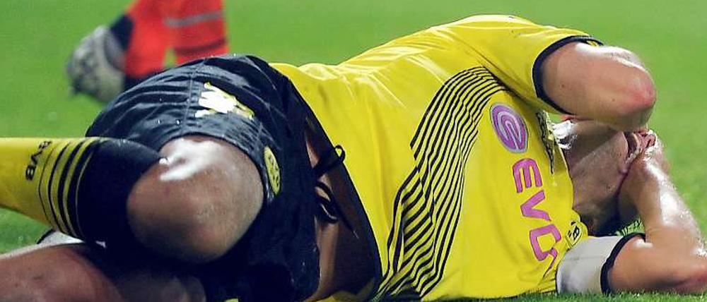 Schmerzhaftes Aus: Dortmunds Sebastian Kehl wälzt sich nach einem Tritt ins Gesicht am Boden.