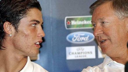 Als sie noch gemeinsam Nikolaus feierten: Damals, am 6. Dezember 2005, arbeiteten ManU-Trainer Alex Ferguson (r.) und sein Offensivspieler Cristiano Ronaldo noch zusammen. Am Dienstag treffen sie sich wieder, aber als Gegner.