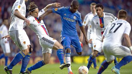 Allein gegen Basel. Chelseas Ramires nimmt es mit vier Gegenspielern auf. 