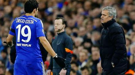 Ratlos am Rand: Chelseas Trainer Jose Mourinho und sein Spieler Diego Costa.