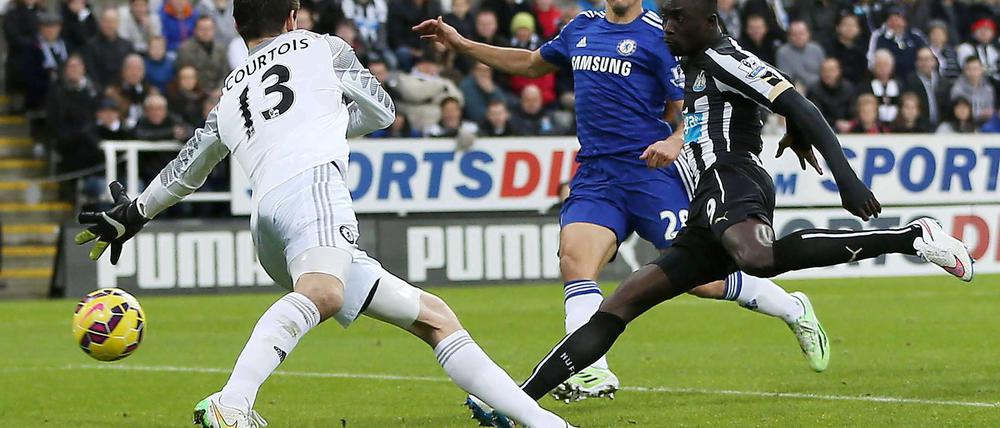 Newcastle Uniteds Papiss Cisse (re.) trifft gegen Chelseas belgischen Schlussmann Thibaut Courtois.