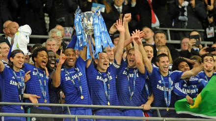 Titel Nummer fünf: Die Chelsea-Spieler feiern den Gewinn des Ligapokals.