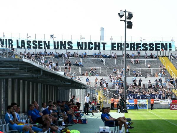 Der nächste Eklat. Beim Spiel gegen die zweite Mannschaft des FC Bayern München kam es zu rassistischen und antisemitischen Äußerungen der Chemnitzer Fans.