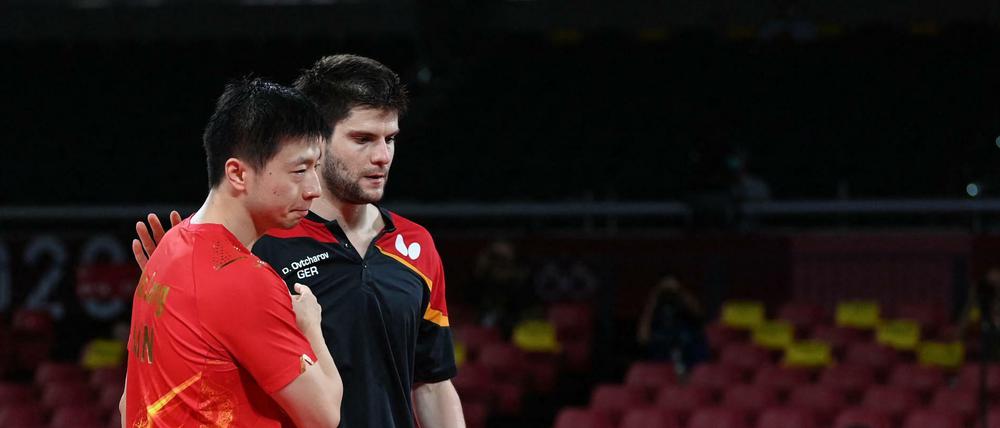 Gratulation nach einem denkwürdigen Halbfinale. Dimitrij Ovtcharov und sein Gegner Ma Long.