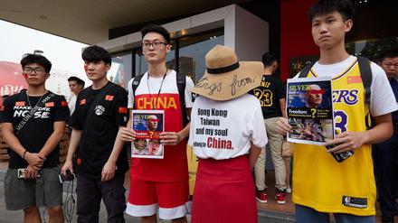Not amused: Chinesische Fans protestieren vor dem NBA-Vorbereitungsspiel zwischen den Los Angeles Lakers und den Brooklyn Nets in Shenzhen.