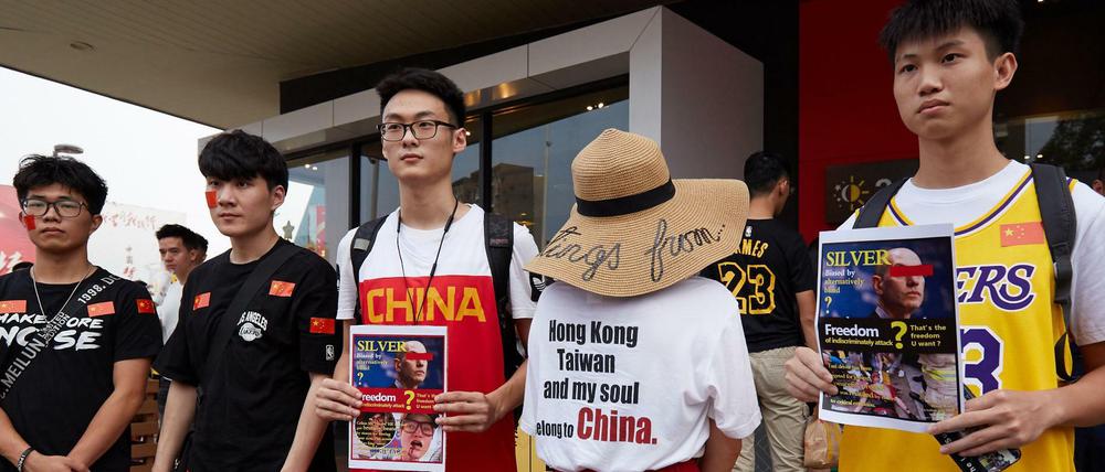 Not amused: Chinesische Fans protestieren vor dem NBA-Vorbereitungsspiel zwischen den Los Angeles Lakers und den Brooklyn Nets in Shenzhen.