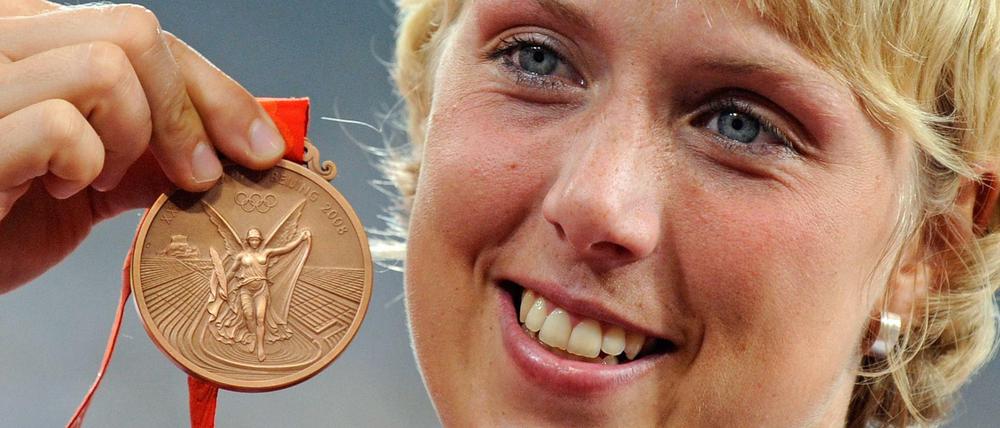 Es ist nicht alles Bronze, was glänzt: Speerwerferin Christina Obergföll erhält nachträglich die olympische Silbermedaille.