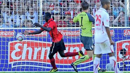 Er trifft und trifft und trifft und trifft: Freiburgs Cissé schoss (l.) gegen Stuttgart sein viertes Saisontor.