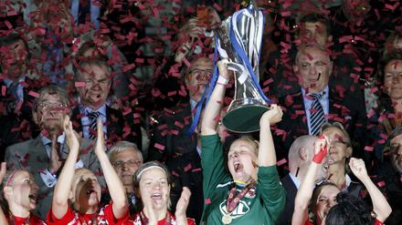 Konfetti: Torhüterin Anna Felicitas Sarholz (mit dem Pokal) und ihre Mitspielerinnen von Turbine Potsdam feiern den Champions-League-Triumph.