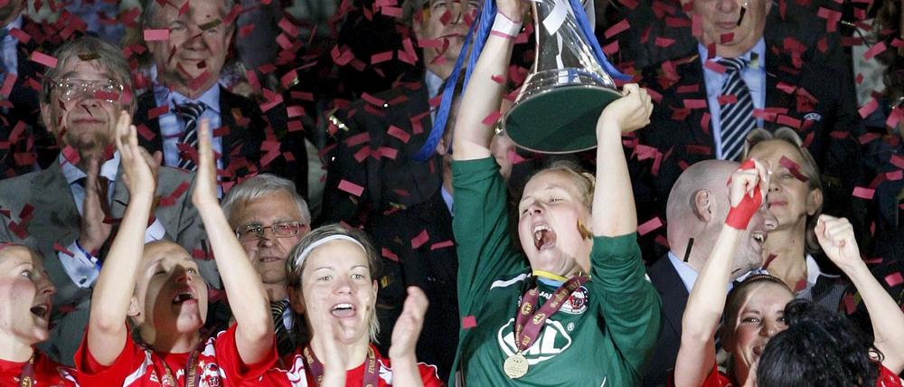 Konfetti: Torhüterin Anna Felicitas Sarholz (mit dem Pokal) und ihre Mitspielerinnen von Turbine Potsdam feiern den Champions-League-Triumph.