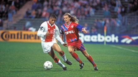 Bayerns Alain Sutter (rechts) kann Michael Reiziger 1995 im Spiel gegen Ajax nicht aufhalten.