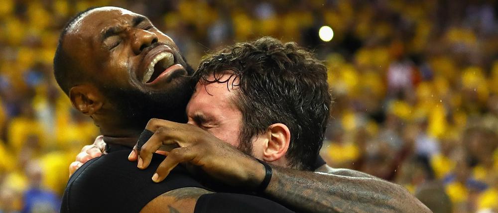 Wenn Männer weinen. Dann ist der NBA-Titel gewonnen, so wie bei LeBron James (links) und Kevin Love. 