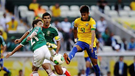 Abgezogen. Neymar (rechts) lässt die beiden Mexikaner, Hiram Mier und Jorge Torres, stehen.