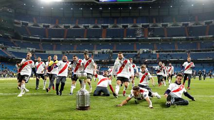 Die Arbeit ist getan. Die Spieler von River Plate feiern nach Spielschluss im Santiago Bernabeu von Madrid vor ihren Fans.