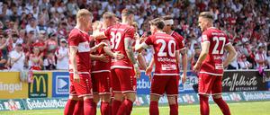 Die Energie-Spieler bejubeln ihren ersten Meistertitel in der Regionalliga seit 2018.