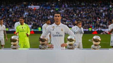 Cristiano Ronaldo mit seinen vier Ballon-d'Or-Trophäen. Am Montag wird der Portugiese voraussichtlich auch von der Fifa erneut ausgezeichnet. 