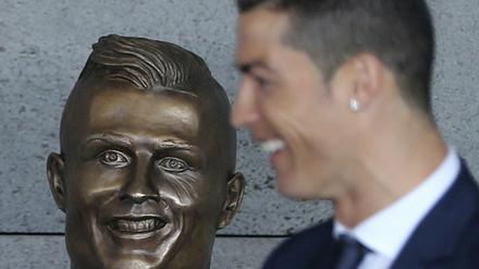 Cristiano Ronaldo in Funchal neben einer Büste, die ihn darstellen soll.