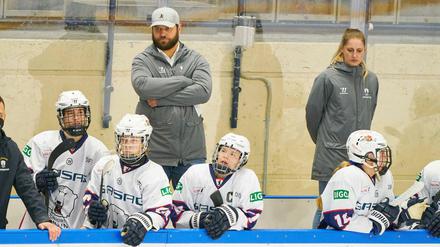 Die Eisbärinnen sollen über 60 Minuten „Powerhockey“ spielen, fordern Trainer Daniel Bartell und seine Assistentin.