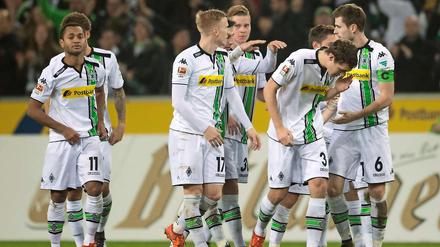 Wieder Grund zum Jubel. Borussia Mönchengladbachs Spieler freuen sich.