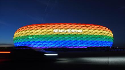 Die Münchner Arena leuchtete anlässlich des Christopher Street Days bereits in Regenbogenfarben. Am Mittwoch bei der EM womöglich erneut.