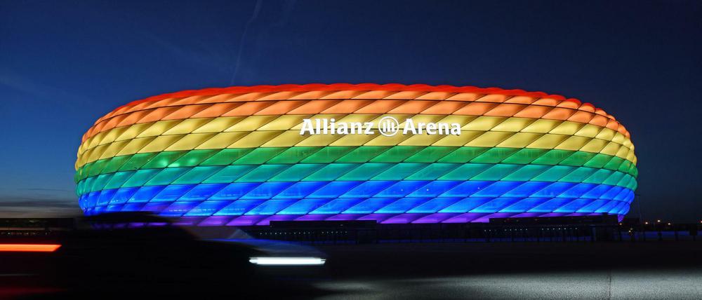 Die Münchner Arena leuchtete anlässlich des Christopher Street Days bereits in Regenbogenfarben. Am Mittwoch bei der EM womöglich erneut.