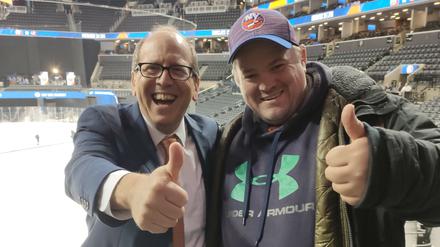 Sportlich, selbst in New York beim Eishockey. Glen Roters (rechts) mit Jon Ledecky, Miteigentümer der New York Islanders aus der NHL.