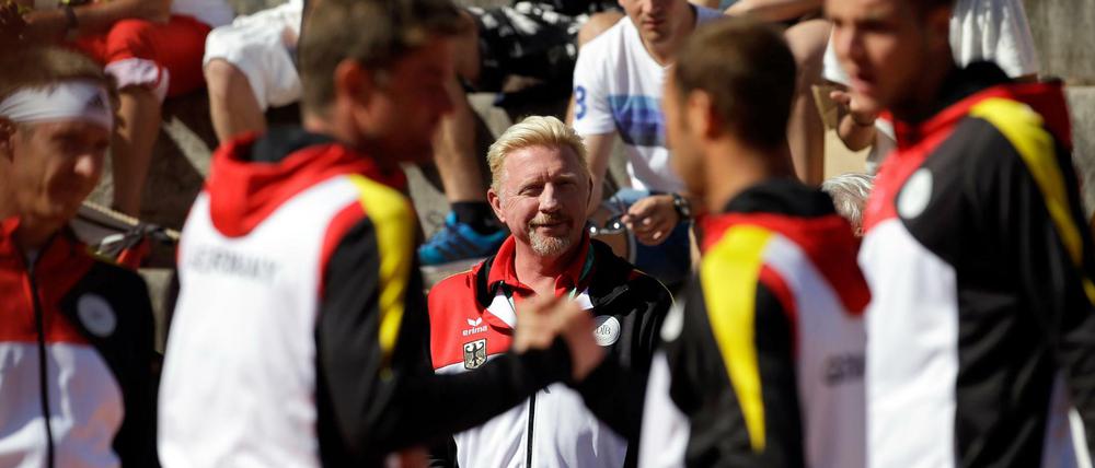 Boris Becker beobachtet, wie die Spieler des deutschen Davis Cup Teams sich vor dem Spiel die Hand geben.
