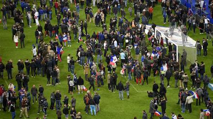 Der Rasen im Fußballstadion von St. Denis als Zufluchtsstätte für Fans und Medienvertreter.