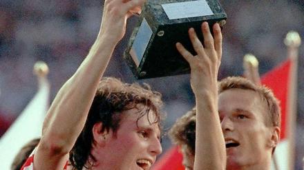 Dänemark (mit Flemming Poulsen) feiert als Nachrücker den Gewinn der EM 1992.