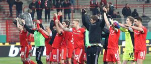 Geschafft! Die Spieler des 1. FC Union freuen sich über den Einzug ins Halbfinale des DFB-Pokals.