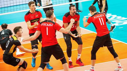 Jawollja: Die Freude bei den deutschen Volleyballern ist groß.
