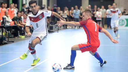 Futsalkünstler. Deutschlands Saboor Khalili (l.) im Duell mit Englands Joe Kenny.