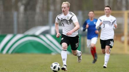 Dennis Jastrzembski von Hertha BSC im U-18-Länderspiel gegen Frankreich. Am Mittwoch unterschrieb der 18-Jährige seinen ersten Profivertrag.