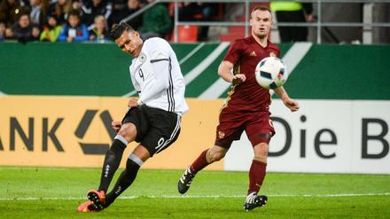Davie Selke (l) von Deutschland trifft zum 3:1 gegen Russland.