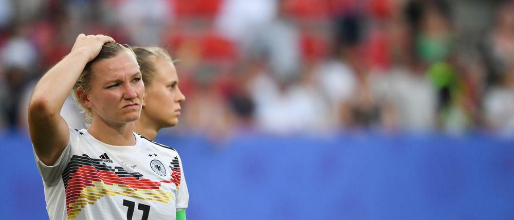 Deutschlands Alexandra Popp geht nach dem Spiel in Rennes enttäuscht über den Rasen.