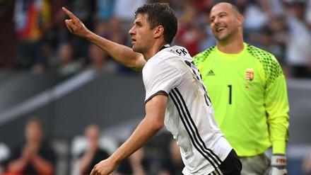 Thomas Müller freut sich auf seine Weise über das Tor zum 2:0.