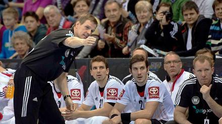 Da geht's lang: Deutschlands Trainer Martin Heuberger gestikuliert an der Bank beim Länderspiel gegen Rumänien.