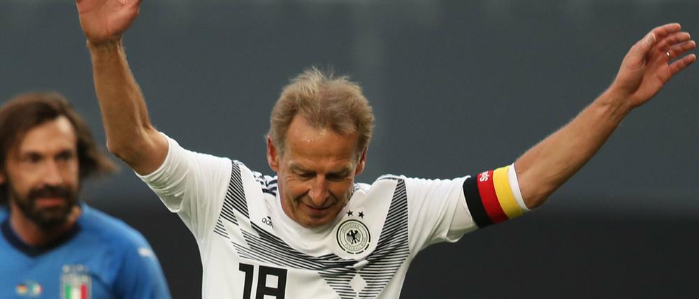 Jubel der Extraklasse. Jürgen Klinsmann (r.) freut sich über sein Tor und auf die WM in Katar.