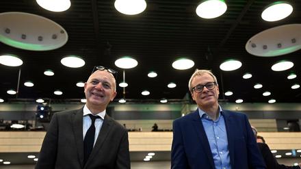Erstmals in der Geschichte des Deutschen Fußball-Bundes gab es mit Bernd Neuendorf (links) und Peter Peters zwei Kandidaten für das Amt des Präsidenten.