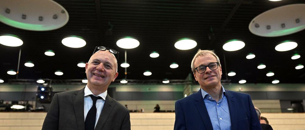 Erstmals in der Geschichte des Deutschen Fußball-Bundes gab es mit Bernd Neuendorf (links) und Peter Peters zwei Kandidaten für das Amt des Präsidenten.