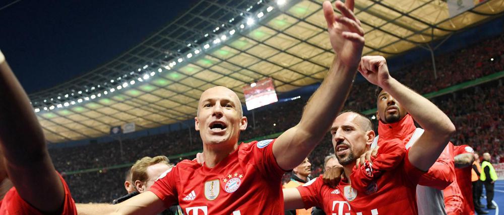 Bye-bye, Bayern: Arjen Robben und Franck Ribery dürfen in ihrem letzten Spiel für die Münchener noch einmal einen Titel bejubeln.