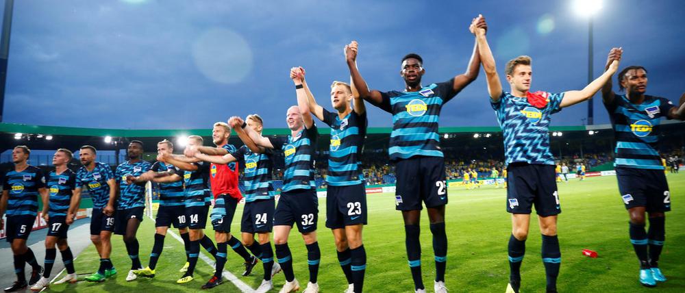 Grund zum Feiern: Hertha feiert das 2:1 gegen die Eintracht Braunschweig, an dem Dennis Jastrzembski (Nummer 32) mit einer Vorlage beteiligt war.