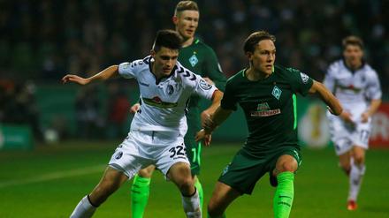  SC Freiburgs Bartosz Kapustka kämpft gegen Werder Bremens Ludwig Augustinsson - die Breisgauer hatten am Mittwoch aber das Nachsehen.