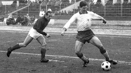 Horst Szymaniak (re., im Januar 1966 im Pokalspiel gegen Kölns Heinz Hornig) holte mit Tasmania vor 827 Zuschauern einen Punkt gegen Gladbach. 