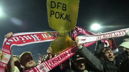 Berlin, Berlin, wir bleiben in Berlin! Im Februar 2001 feiern die Fans des damals drittklassigen 1. FCUnion die Elfmetersensation gegen Borussia Mönchengladbach. Am Mittwoch wollen die Köpenicker zum zweiten Mal in ihrer Vereinsgeschichte ins DFB-Pokalfinale. 